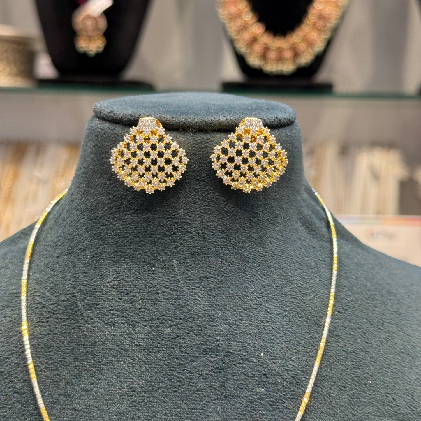 40059/ 39394Real diamond look Mesh pendant with Italian chain