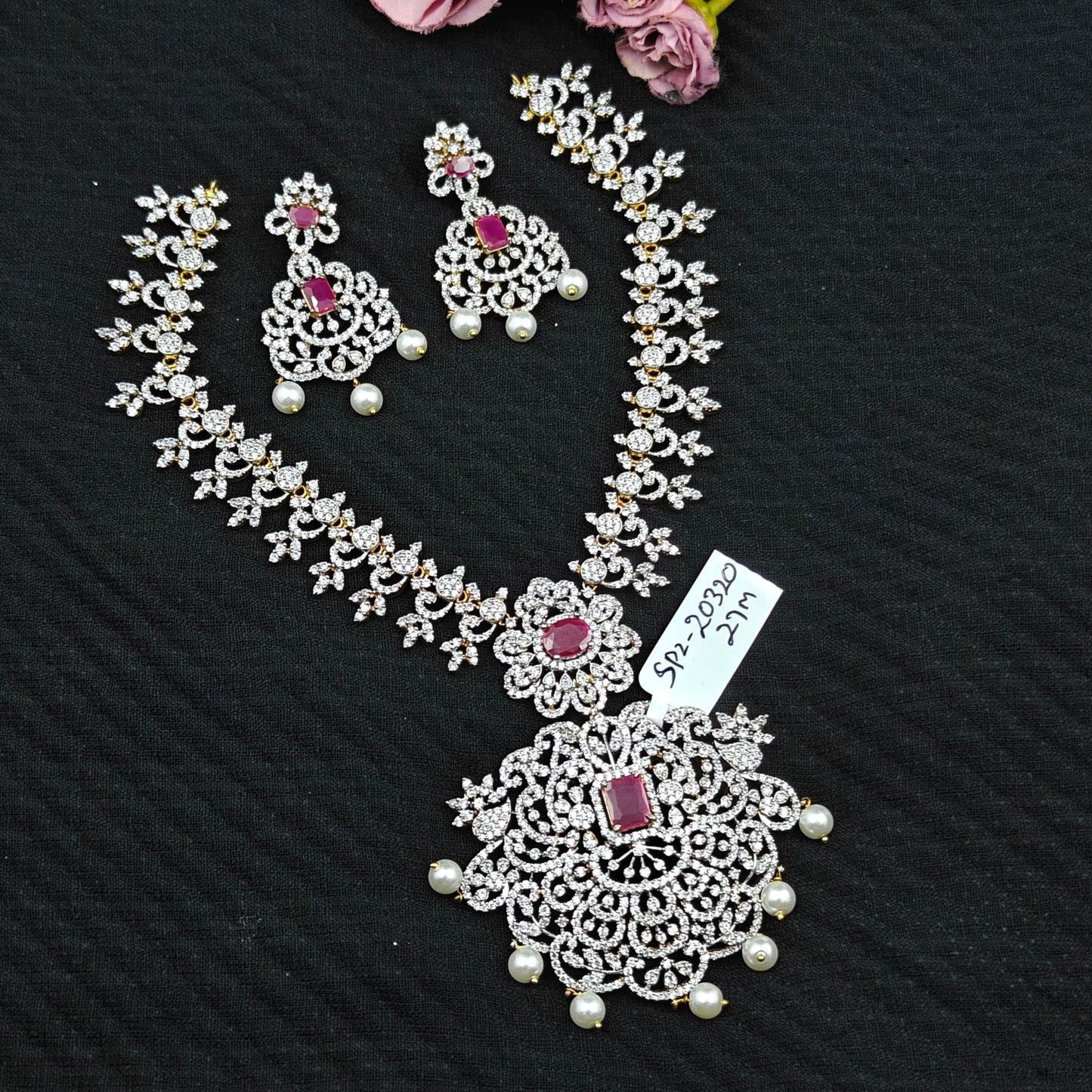 20320 Gj Broad Pendant Fancy Necklace