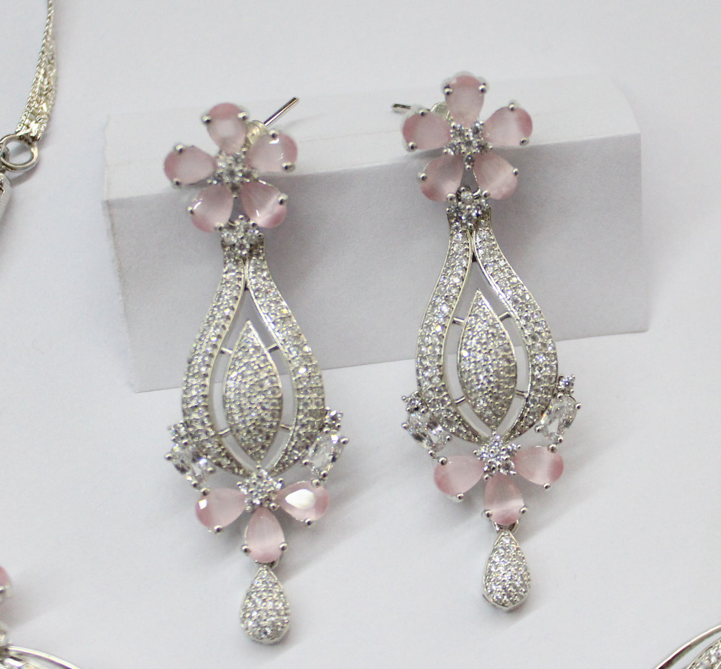 16262  Platinum flower light pink necklace