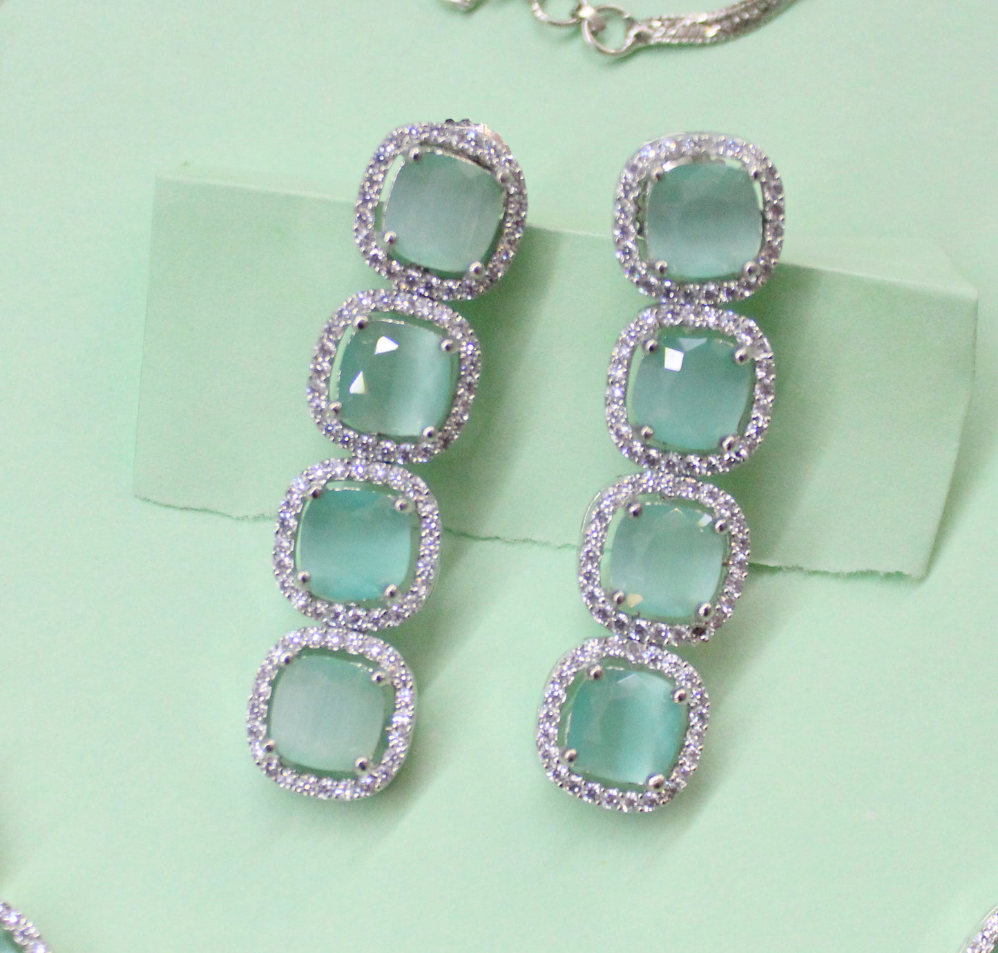 21796 Platinum necklace mint green