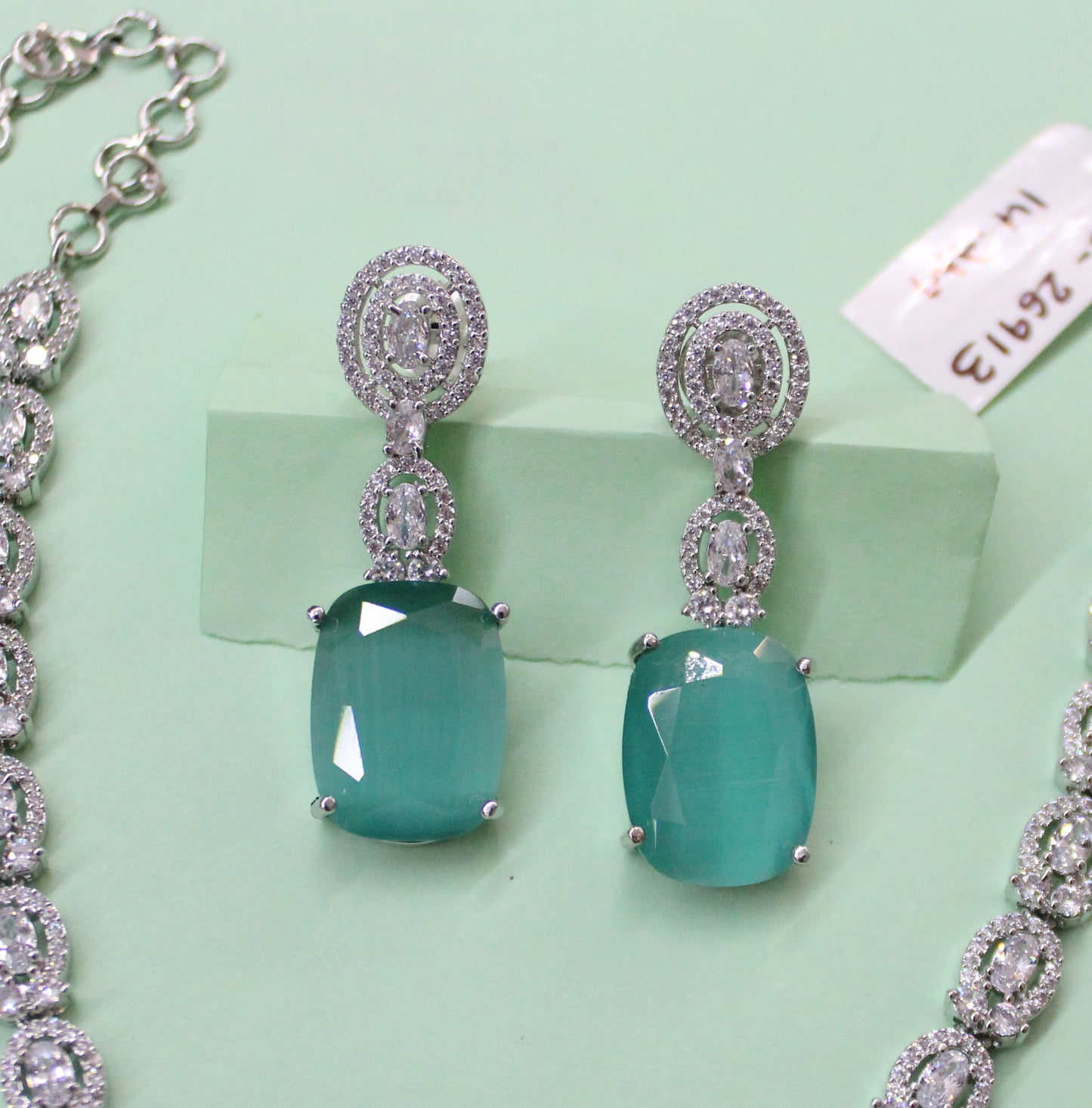 26913 Platinum necklace mint green