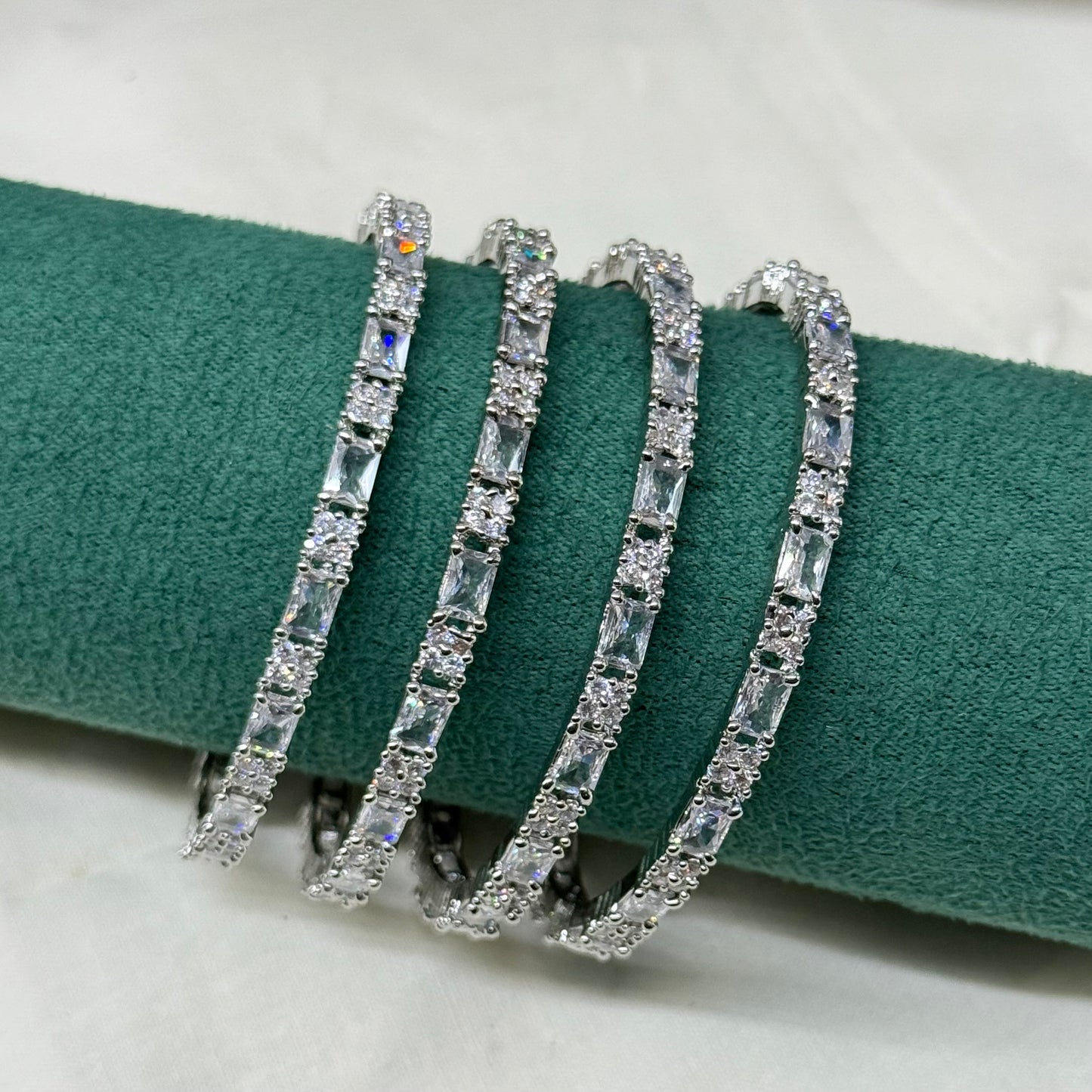 39220 platinum full white square pattern 4 pcs bangle