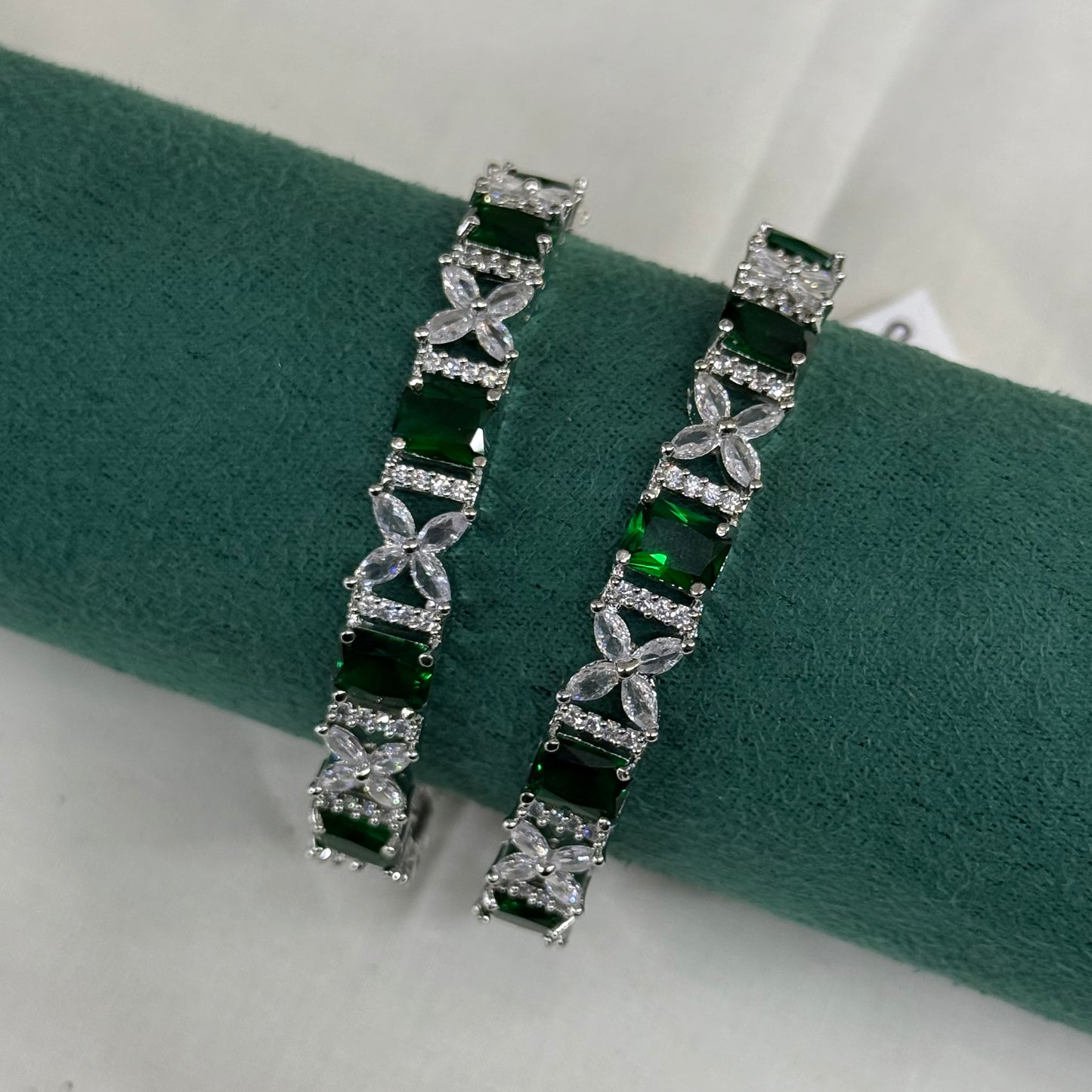 36701 platinum green stone flower bangle