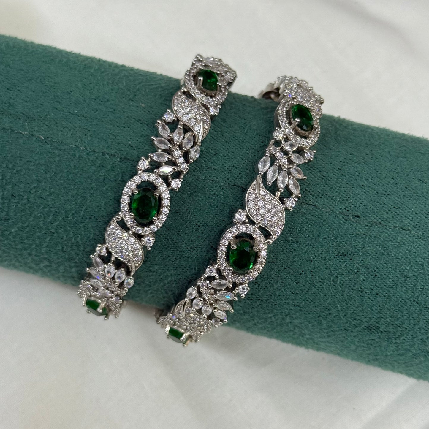 28021 platinum green stone bangle