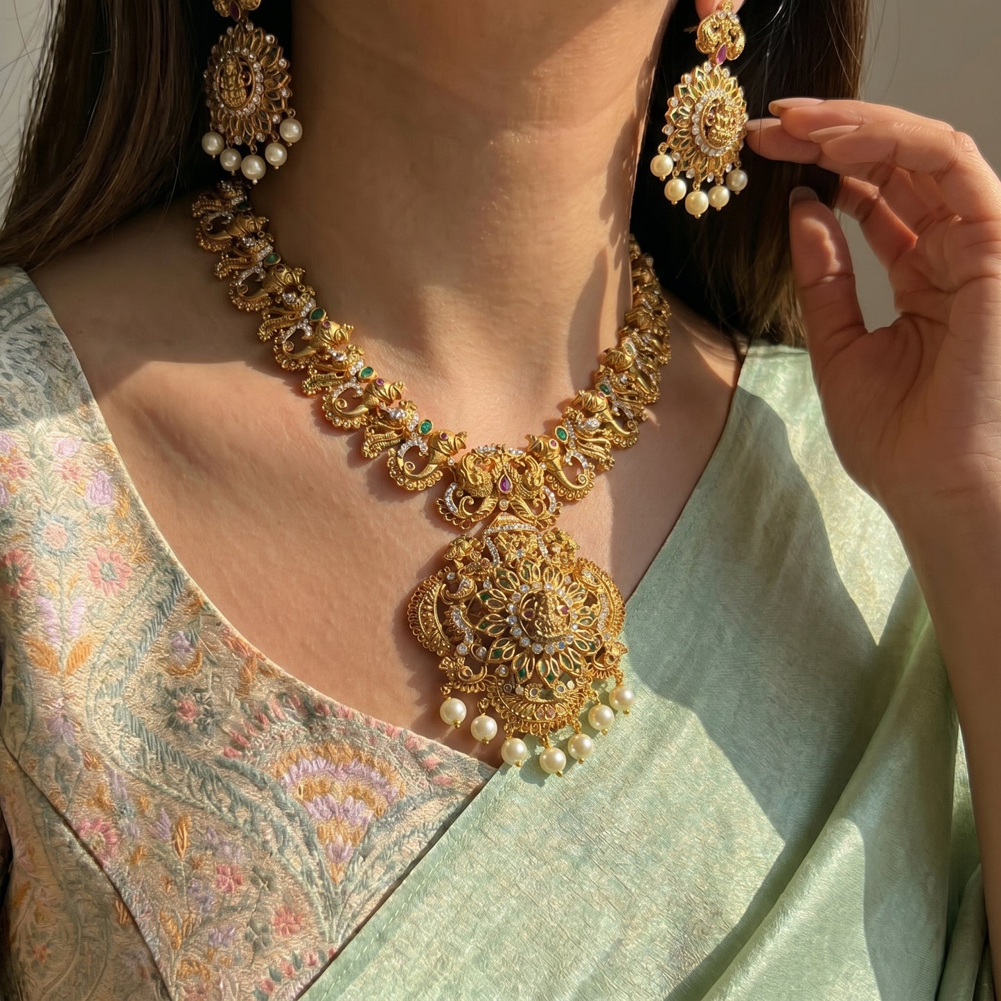 Matte laxmi necklace with screwback earring