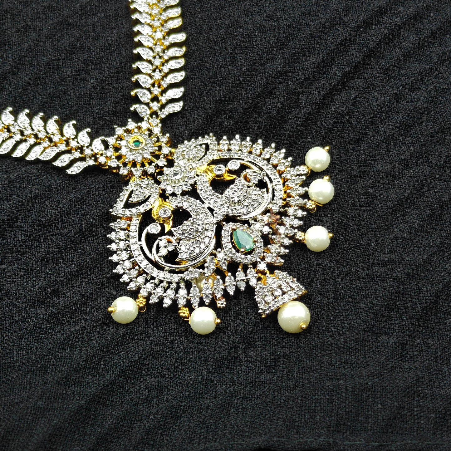 6694 Diamond look peacock simple necklace