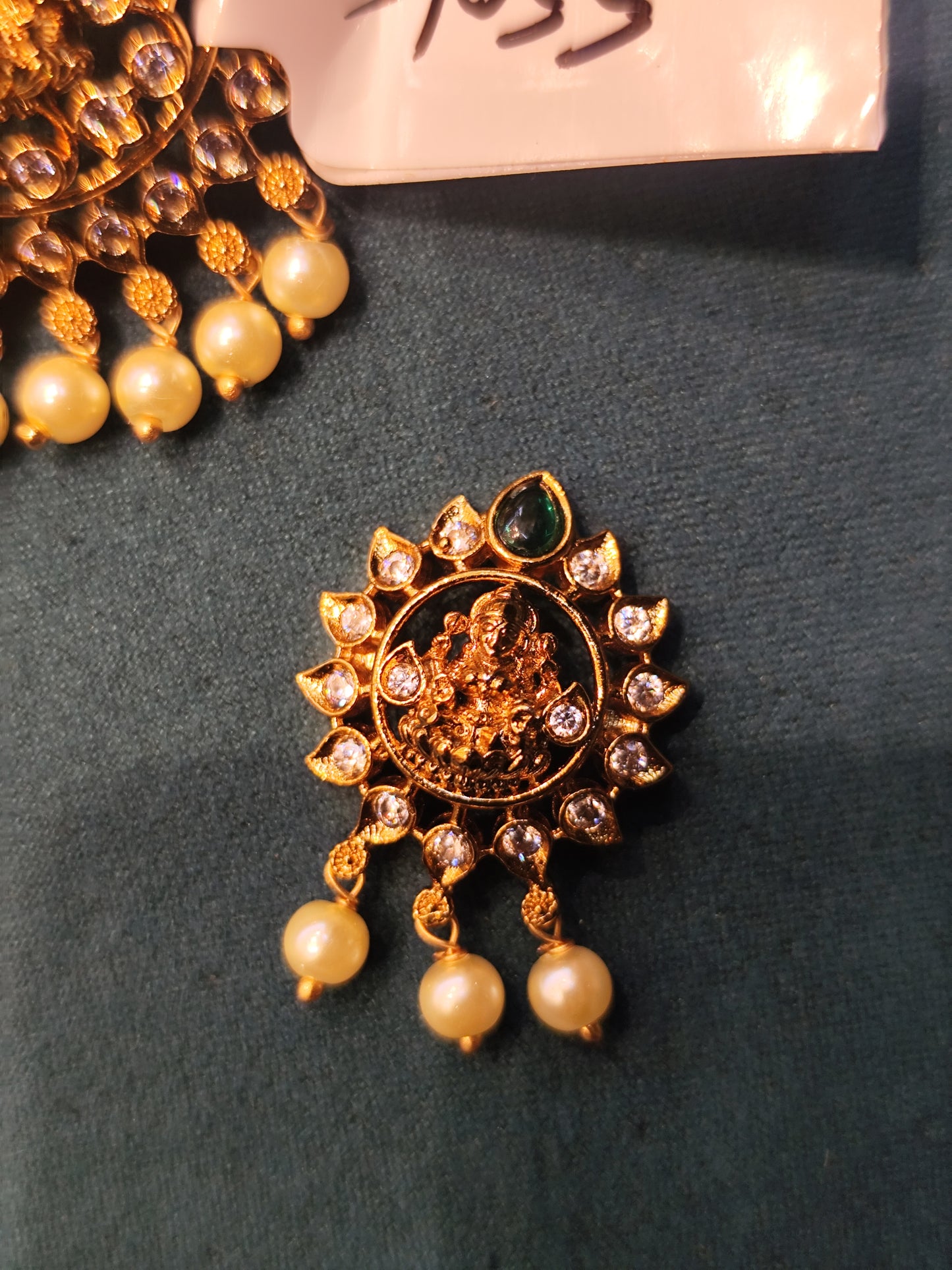 39576 matte pendent set