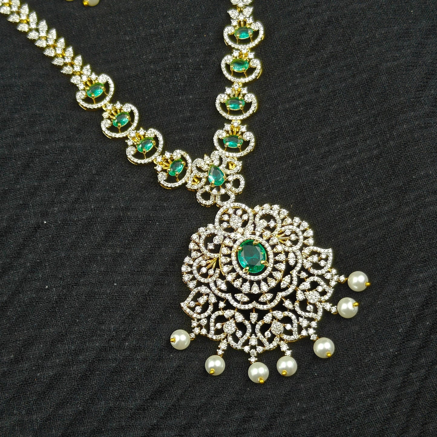 39617 Real Diamond Look detachable short necklace with emeralds