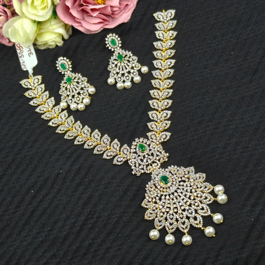 38503 GJ Diamond look emerald short necklace