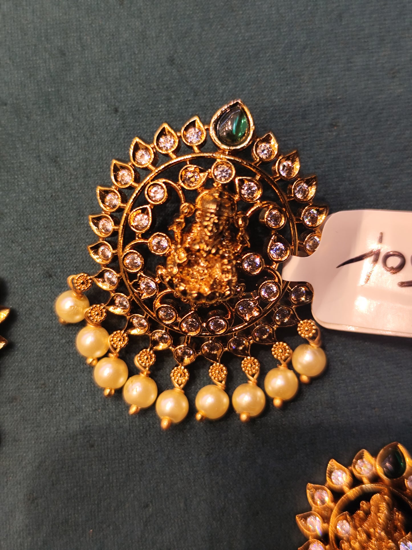 39576 matte pendent set