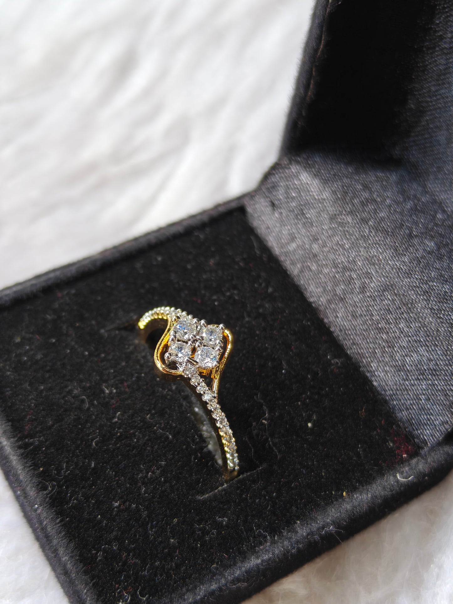 Diamond look finger ring