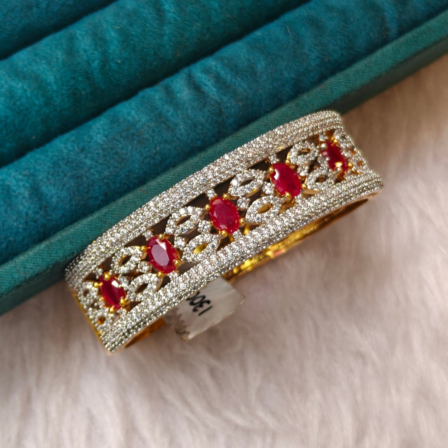 11390 GJ Ruby colour bracelet