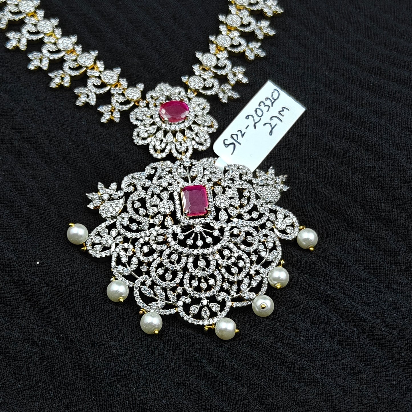20320 Gj Broad Pendant Fancy Necklace