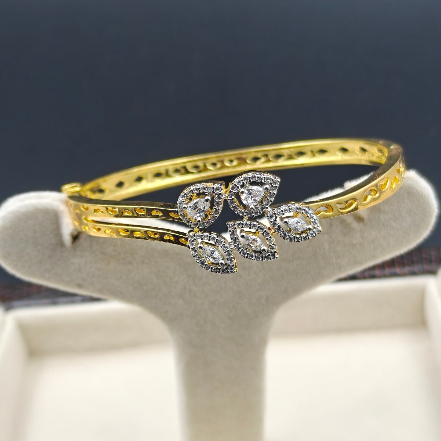 40322 GJ Leaf pattern bracelet